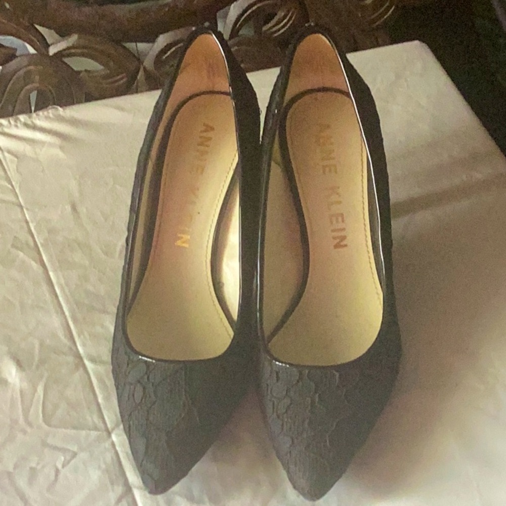 Classic Black zipper back Lace pump by Anne Kline.  Perfect for office